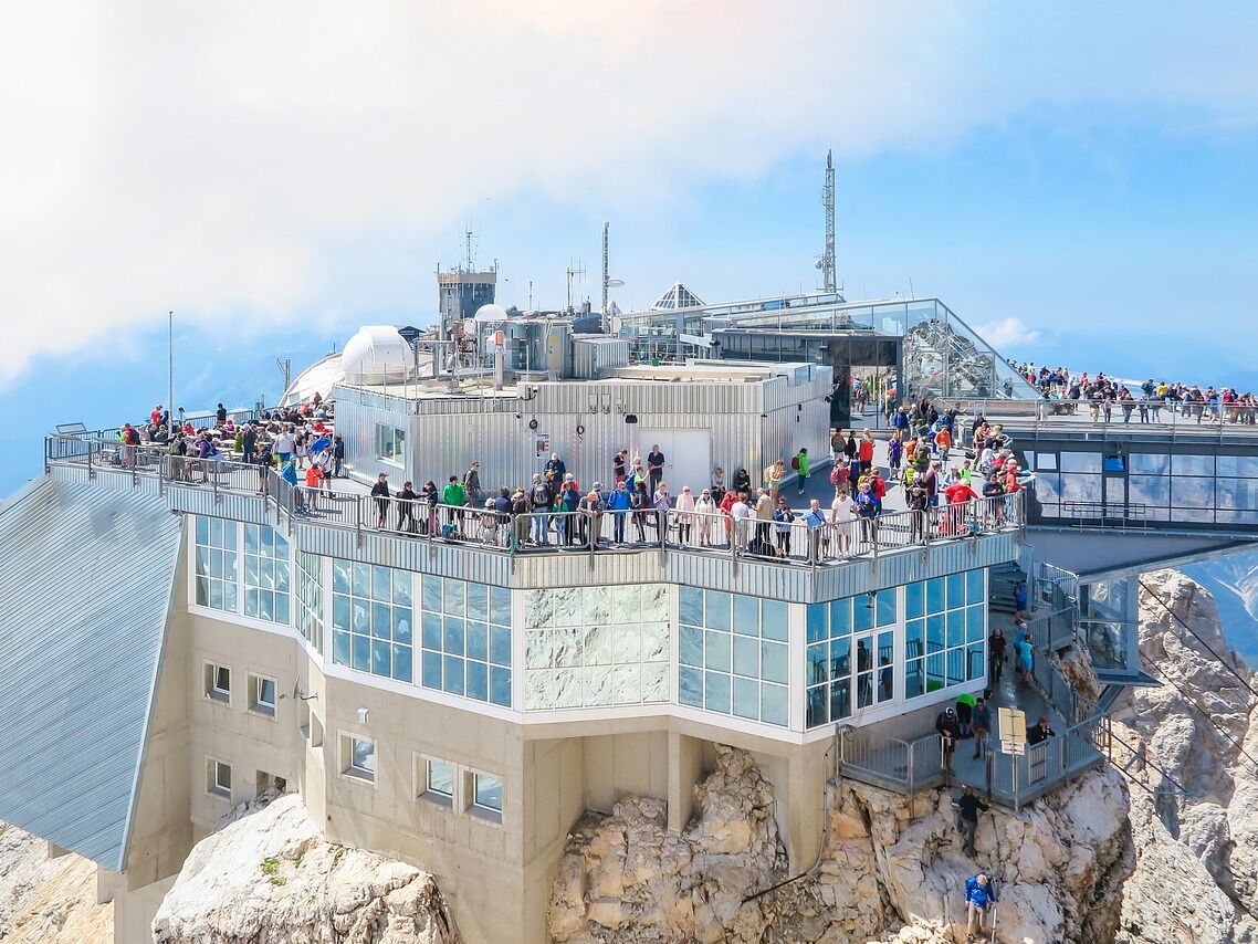 Bild der, mit Menschen gefüllten, Bergstation auf der Zugspitze