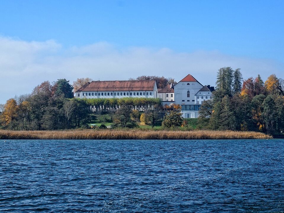 Blick über den Chiemsee auf die Herreninsel