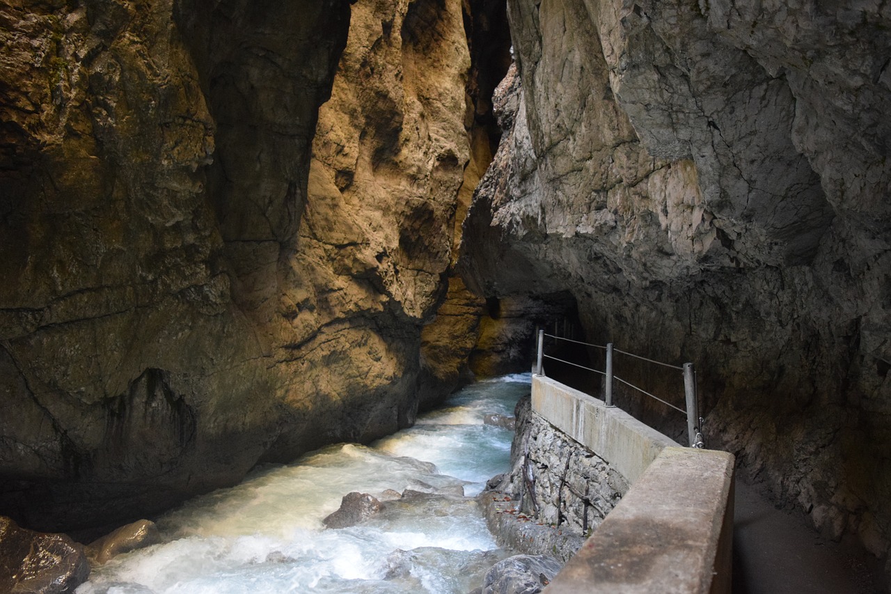 Ein Gehweg der durch die Partnachklamm in Garmisch-Partenkirchen führt