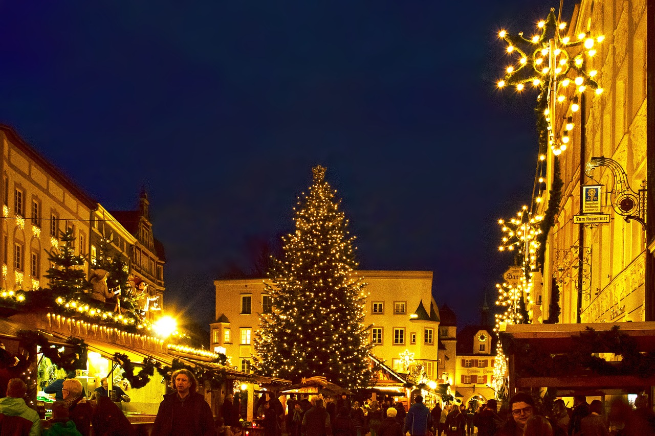 Der rosenheimer Christkindlmarkt mit festlicher Weihnachtsbeleuchtung und einem großen Weihnachtsbaum