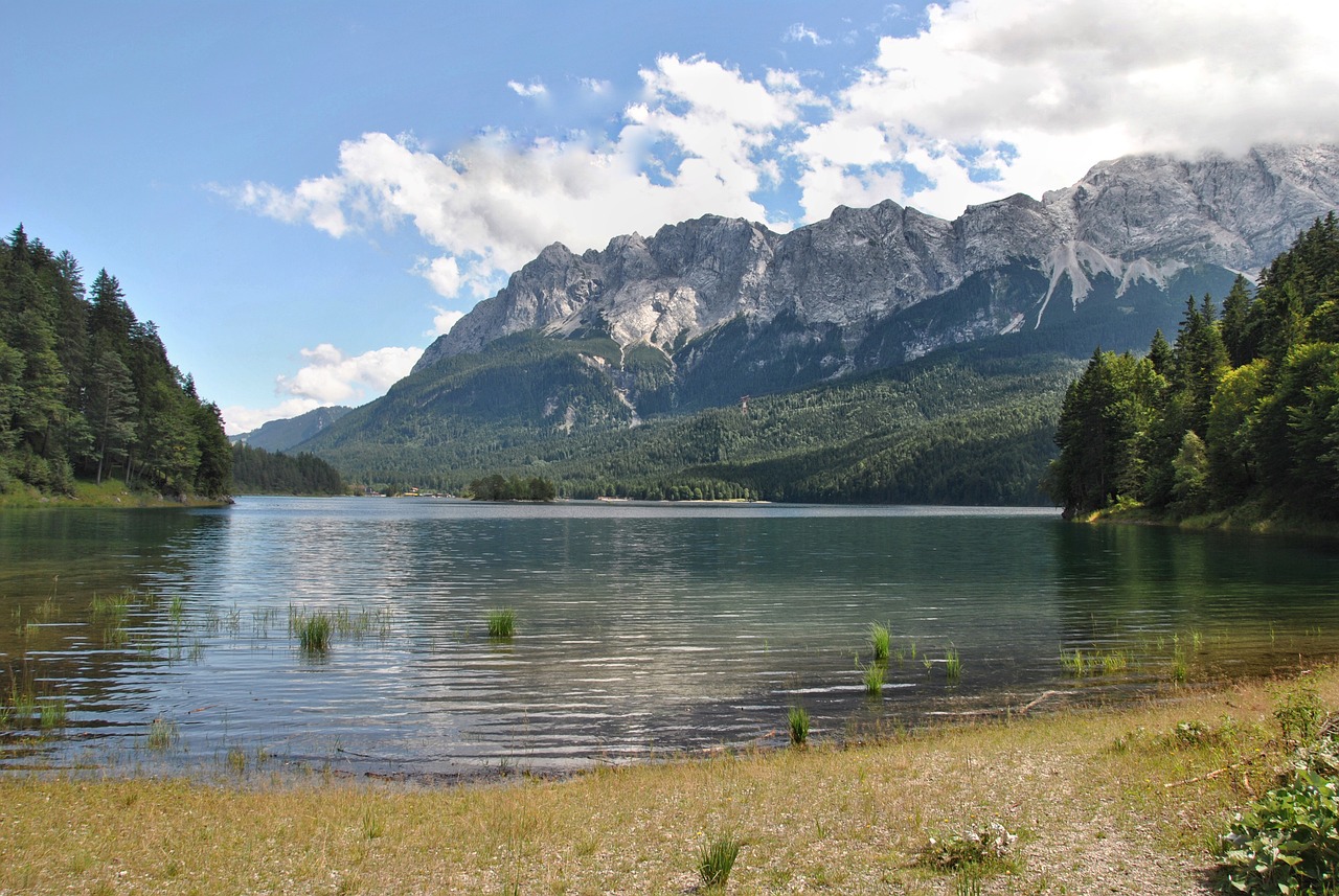 Blick auf den Eibsee der kurz vor der Zugspitze liegt