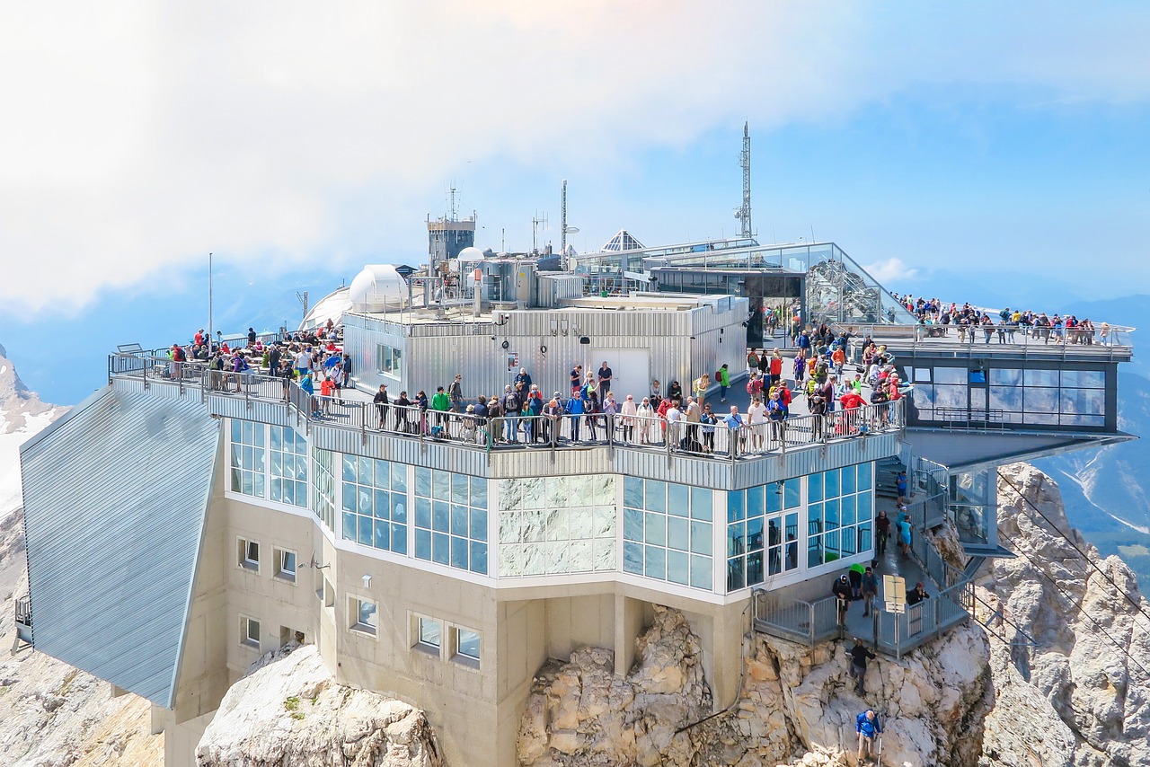 Bild der, mit Menschen gefüllten, Bergstation auf der Zugspitze