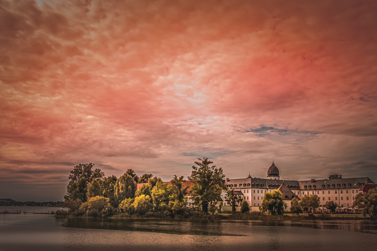 Blick über den Chiemsee auf die Fraueninsel, mit rötlichem Himmel