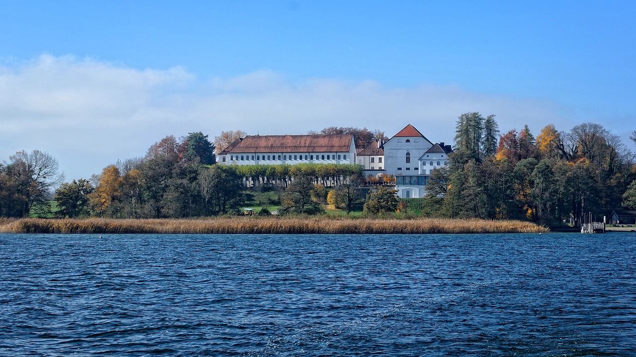 Blick über den Chiemsee auf die Herreninsel