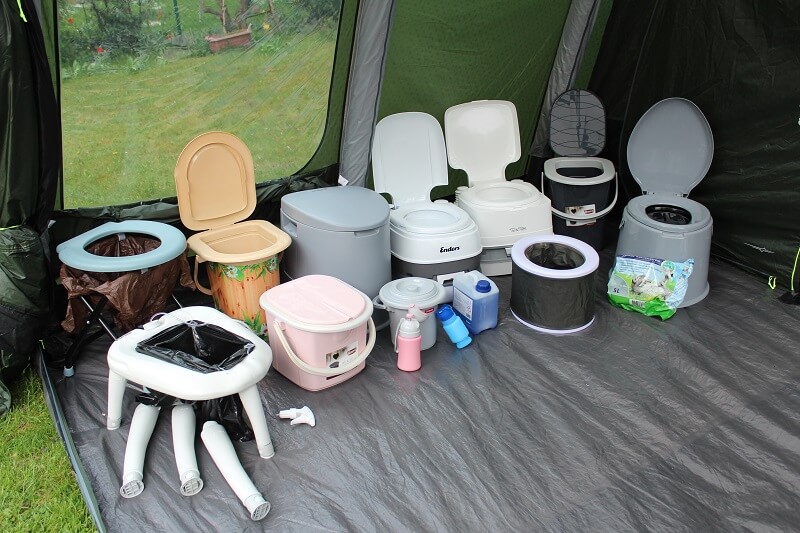 Viele Arten von verschiedene Campingtoiletten die nebeneinander stehen